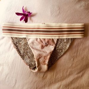 SOLD Acacia Capsule Modern Pacific bottoms S